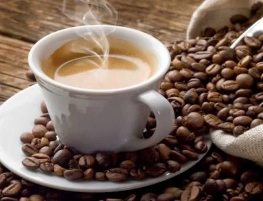 Βοηθάει ο καφές να χάσουμε περισσότερα και πιο γρήγορα κιλά;